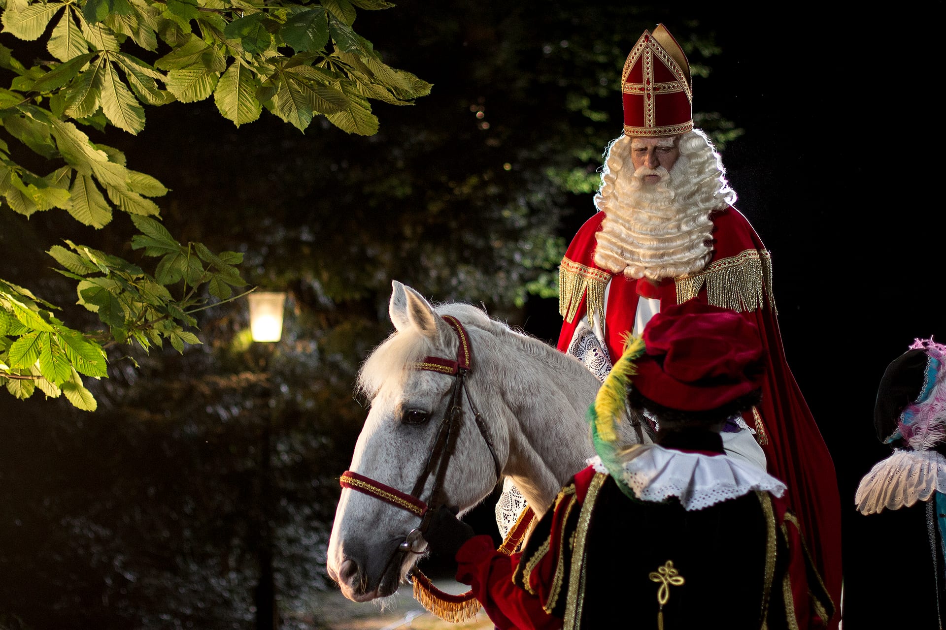 Sinterklaas te paard in de nacht — De Verdwenen Schoentjes (2015)